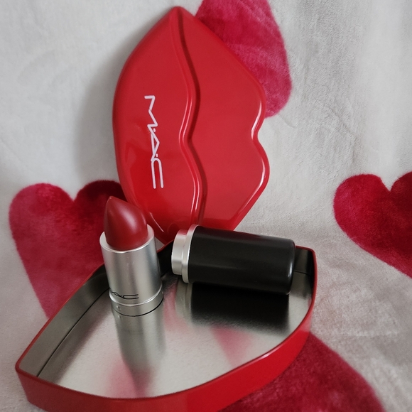 MAC COSMETICS Lipstick and Lip shaped tin set - Picture 3 of 5